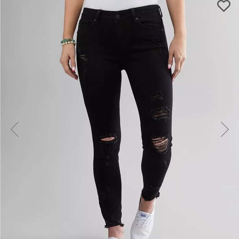 KanCan black distressed skinny jean size 26